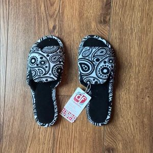 👗DEARFOAMS Black&White Slippers